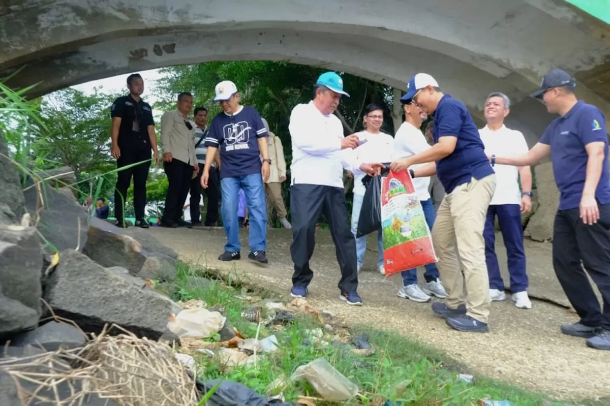 Wagub Sani Pimpin Gotong Royong Massal Gerakan Indonesia ASRI di Danau Sipin