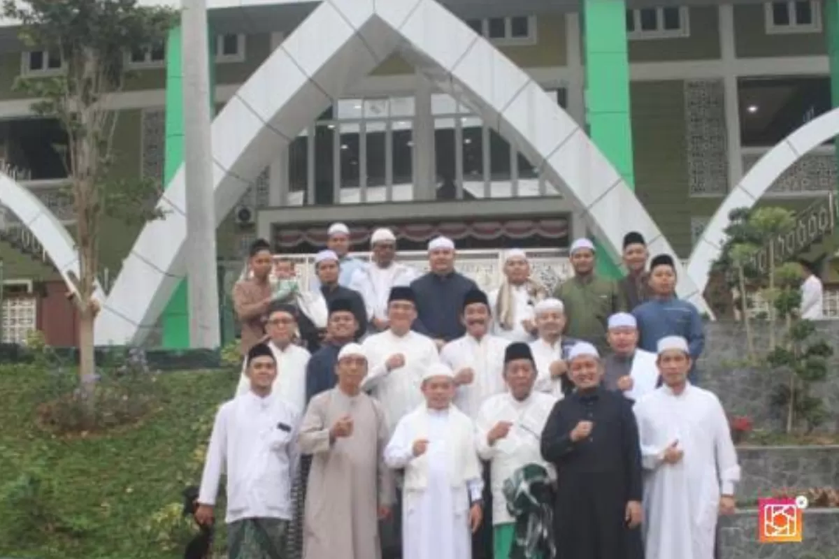 Qiamul Lail Itikaf Ponpes Darul Arifin Gubernur dan Wagub Jambi Sahur Bersama Warga